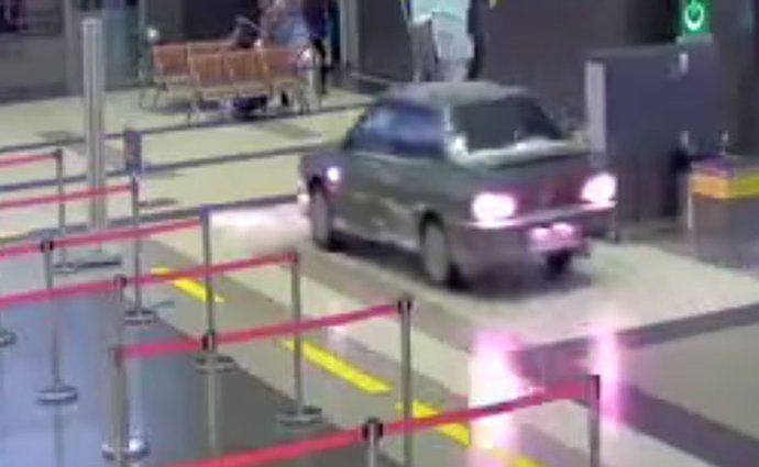 Video: Tohle je i na Rusko síla! Divoká honička po letištním terminálu!