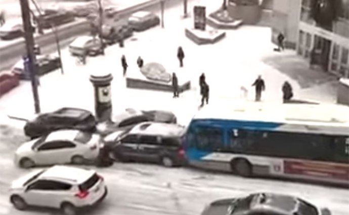 Video: Kanadské klouzání aneb nezastavitelný autobus nebo policejní vůz