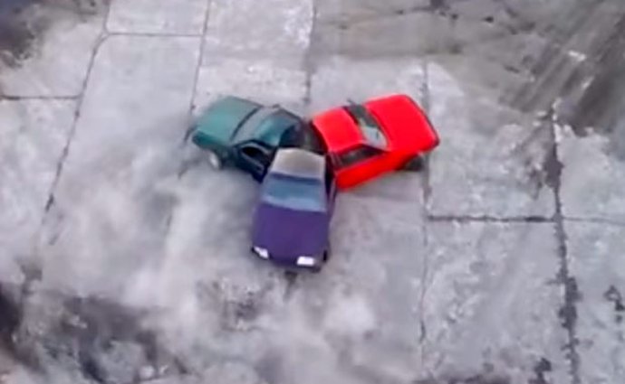 V Rusku se nudili a svařili tři auta dohromady. Jak pokus o fidget spinner dopadl?