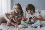 1. Videohry pomáhají dětem navazovat a udržovat přátelství. Na rozdíl od rodičů většina dětí vidí videohry jako společenskou činnost, nikoli jako něco, kvůli čemu se dostávají do izolace. Je jim přitom jedno, jestli hrají přímo spolu nebo na dálku.