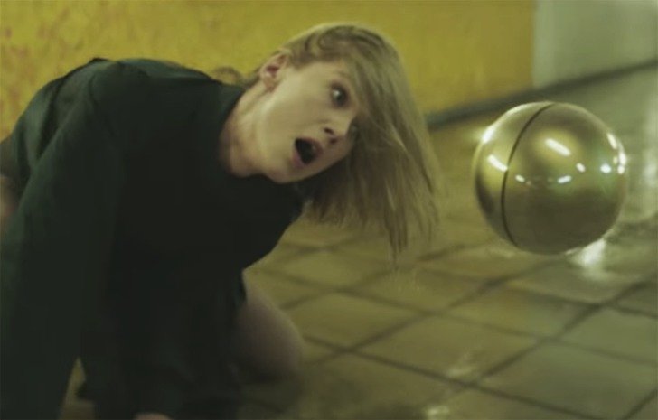 Rosamunde Pikeová ve videoklipu Massive Attack