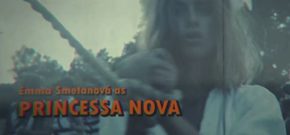 Emma Smetana má nový videoklip Velvet Dress