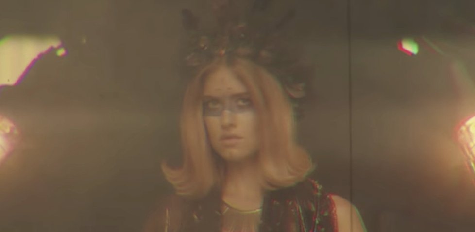 Emma Smetana má nový videoklip Velvet Dress