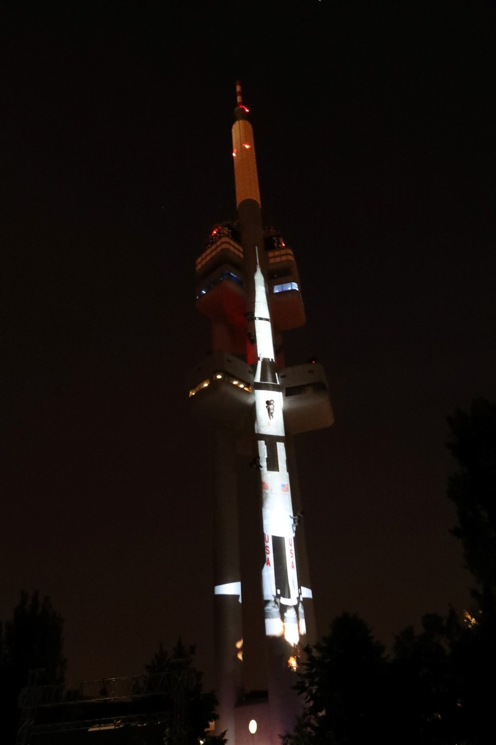 Videomapping Apolla 11 na Žižkovskou věž, 20. července 2019.