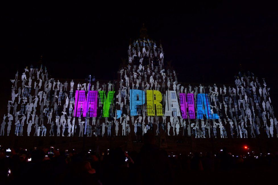 Novoroční videomapping na budovu Národního muzea sledovaly na Václavském náměstí 1. ledna 2020 tisíce lidí.