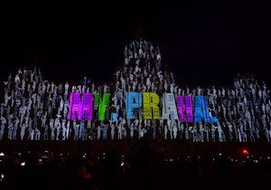 Novoroční videomapping na budovu Národního muzea sledovaly na Václavském náměstí 1. ledna 2020 tisíce lidí.