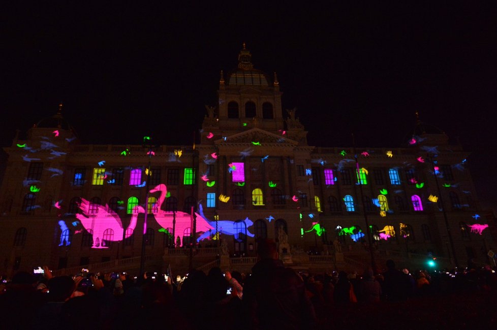 Novoroční videomapping na budovu Národního muzea sledovaly na Václavském náměstí 1. ledna 2020 tisíce lidí.