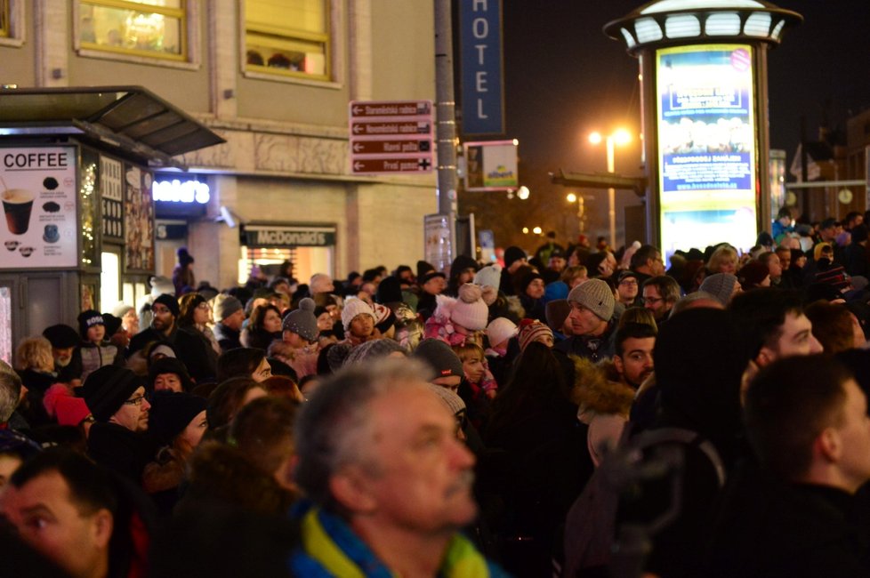 Novoroční videomapping na budovu Národního muzea sledovaly na Václavském náměstí 1. ledna 2020 tisíce lidí.