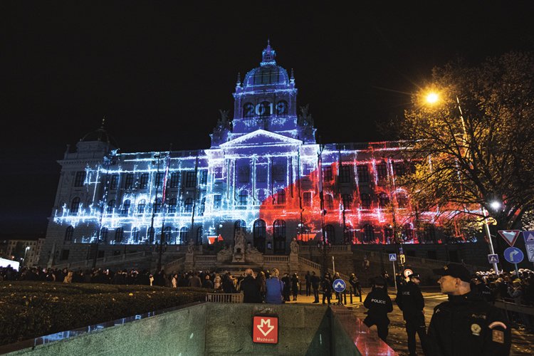 Při oslavách 17. listopadu i Nového roku nahradil videomapping v Praze tradiční ohňostroje