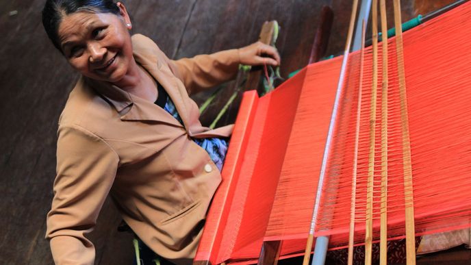 Vietnam, výroba hedvábného šálu (ilustrační foto)
