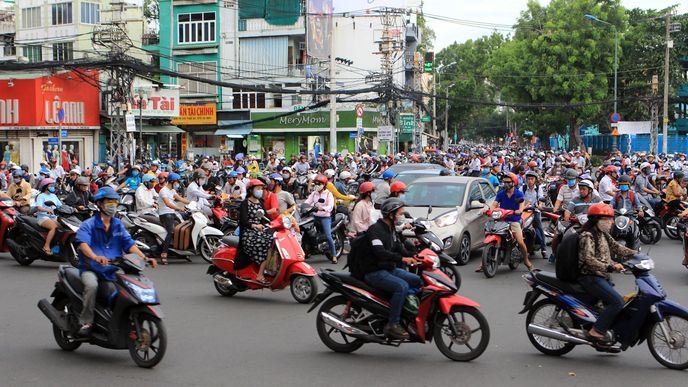 V celém Vietnamu se jezdí především na motorkách a skútrech.