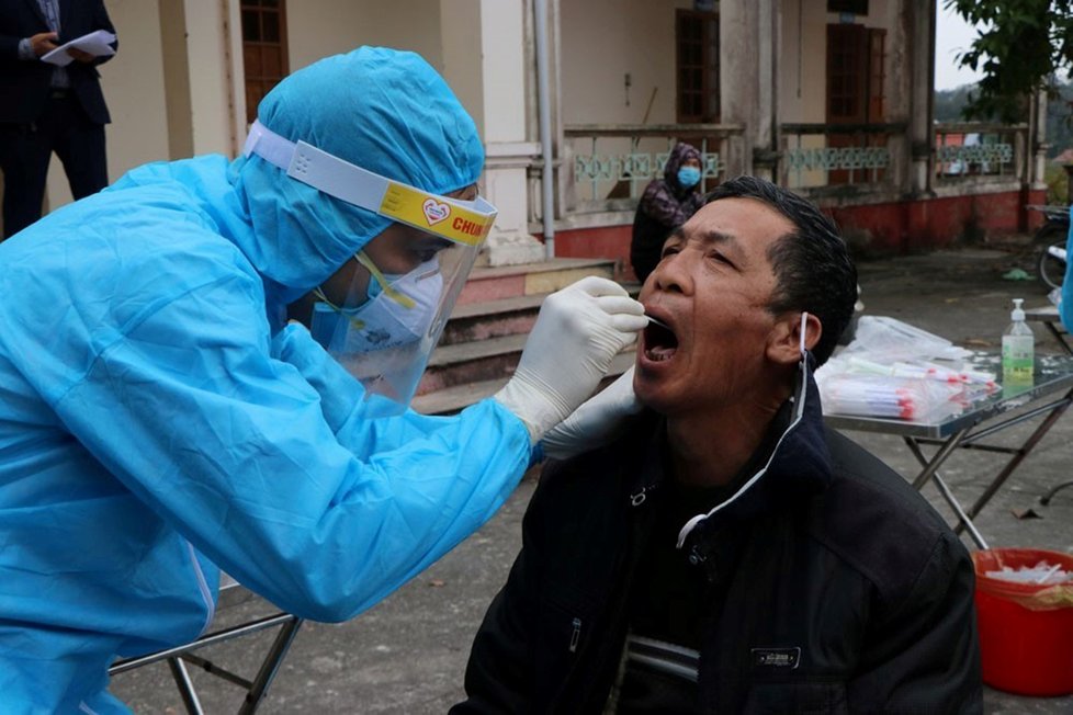 Testování na koronavirus ve vietnamské metropoli Hanoj (28. 1. 2021)