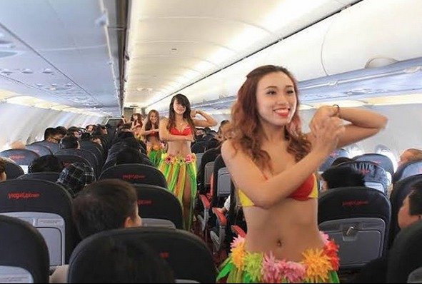 Nový marketingový tah vietnamských aerolinií - polonahé letušky!