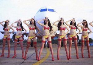 Vietnamské aerolinie se snaží přilákat nové hosty letuškami v bikinách.