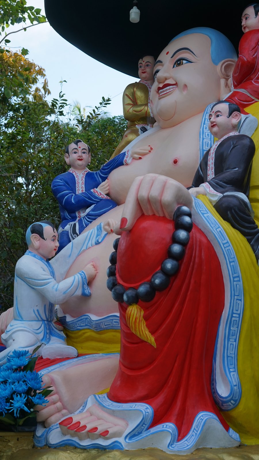 Socha Buddhy u svatyně Su Muon.