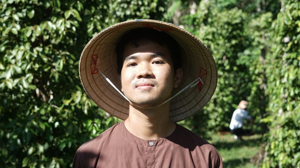 Student organického farmaření Kien Nguyen pracuje na pepřové farmě.