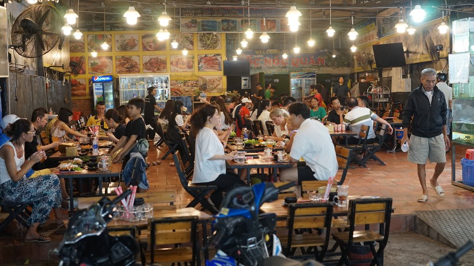 V restauracích na nočním trhu se mísí turisté s místními.