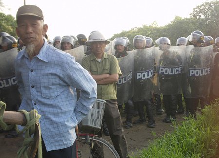 Spor o půdu ve Vietnamu, archivní snímek z roku 2012, kdy rovněž došlo ke konfliktu mezi farmáři a policií.