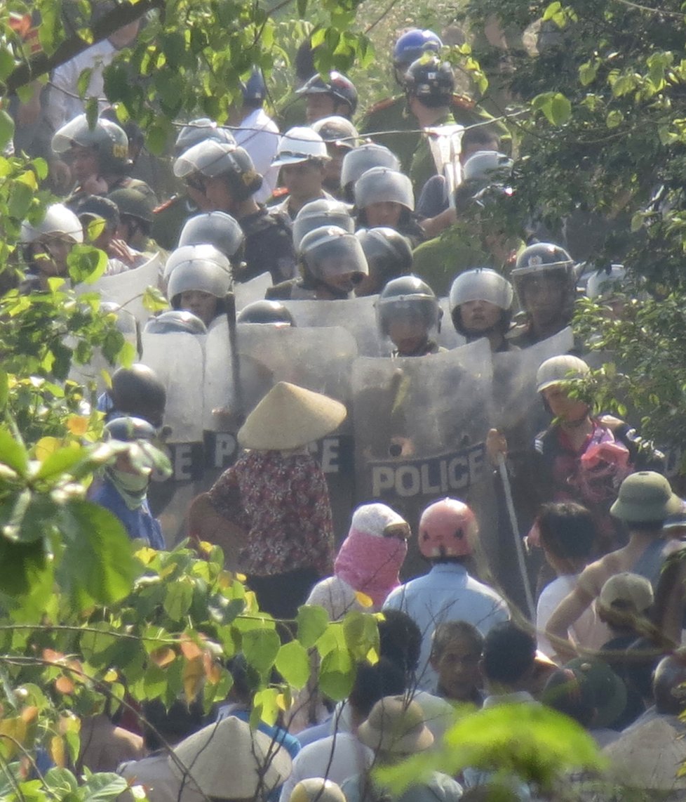 Spor o půdu ve Vietnamu, archivní snímek z roku 2012, kdy rovněž došlo ke konfliktu mezi farmáři a policií.