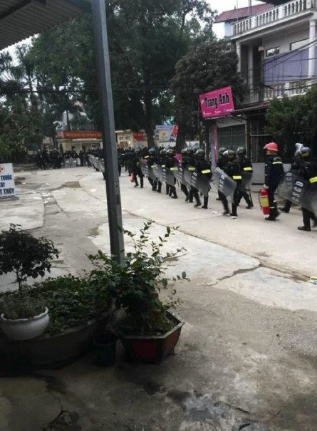 Útok na vietnamskou vesnici Dong Tam. Policisté ve vesnici.