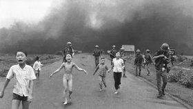 Tento snímek se stal symbolem hrůz války ve Vietnamu. Facebooku se ale nelíbí a ze sítě ji kvůli "zobrazování nahoty" odstranil.