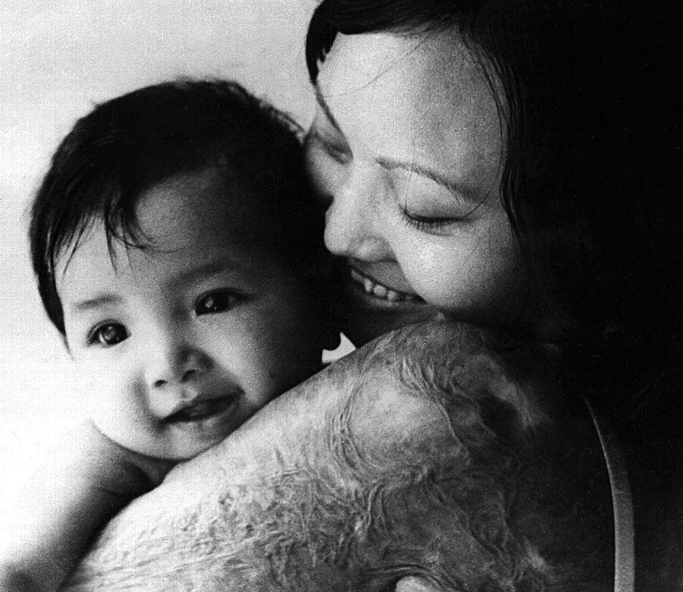 Kim Phuc na snímku s miminkem. Ačkoliv má Kim dvě děti, v tomto případě třímá v náručí neidentifikované miminko.