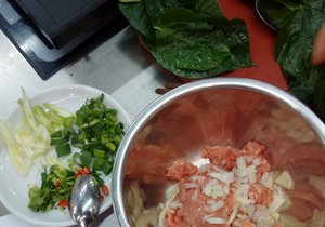 Ingredience k přípravě vepřového masa v betelovém listu
