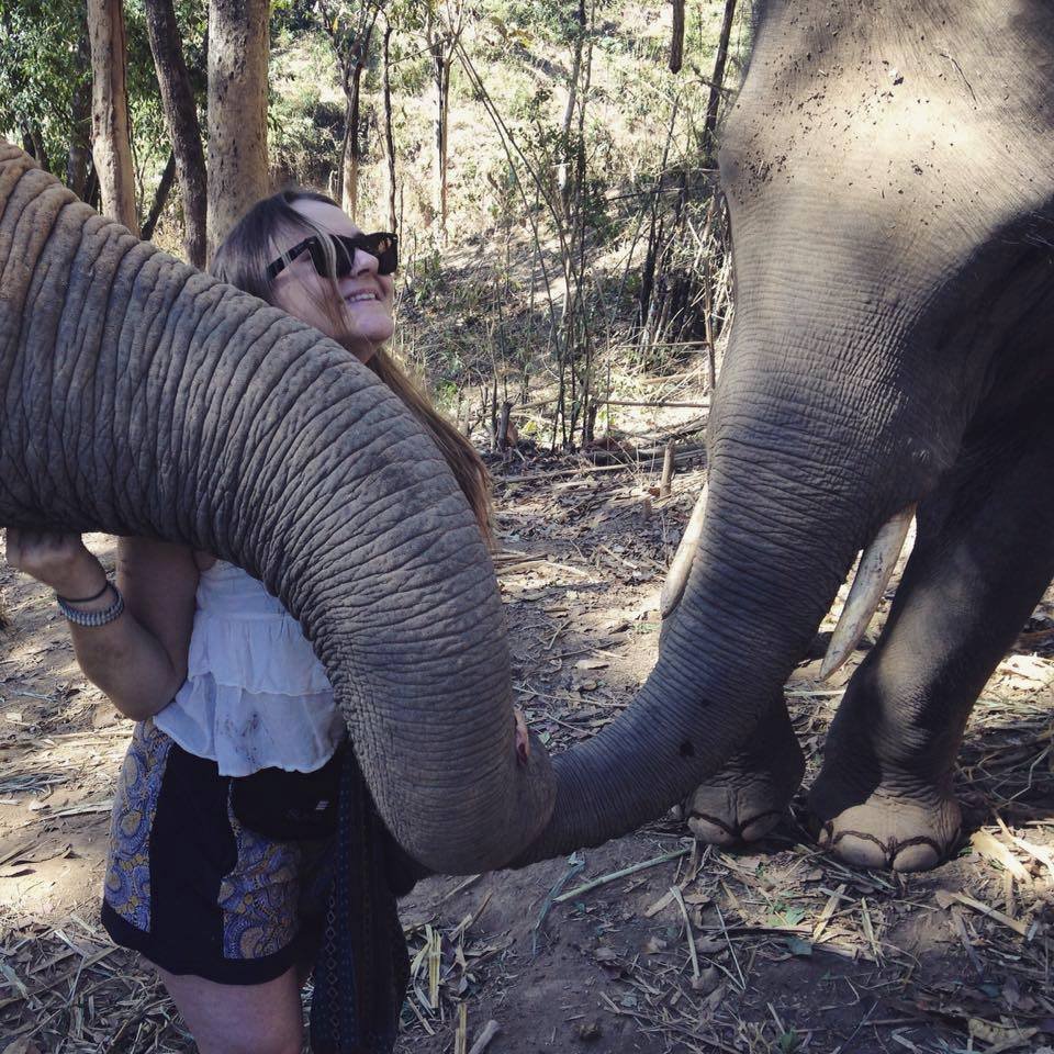 Izzy na nedávné dovolené se slonem