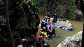 Ve Vietnamu zemřeli při prohlídce vodopádů tři mladí turisté z Velké Británie.