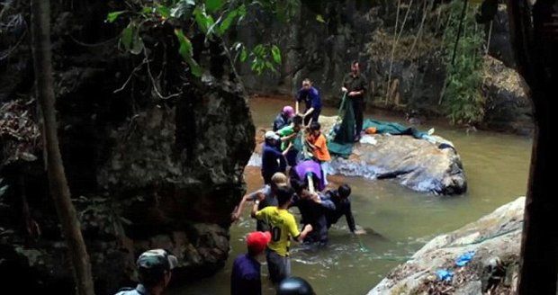 Ve Vietnamu zemřeli při prohlídce vodopádů tři mladí turisté z Velké Británie.