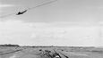 Září 1965: Vietnamci stříleli na letadla ze všeho Možného, dokonce i z pušek z doby druhé světové války. Snímek byl pořízen u Thanh Tri. 