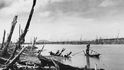 1970: Rybář míjí v deltě Mekongu na jihu Vietnamu zničené mangrové lesy. Američané používali jedovaté herbicidy pod jménem Agent Orange na odlesnění terénu, aby odhalili partyzány. Bohužel zdravotní následky tohoto bombardování jsou patrné u některých lidí ještě dnes. 