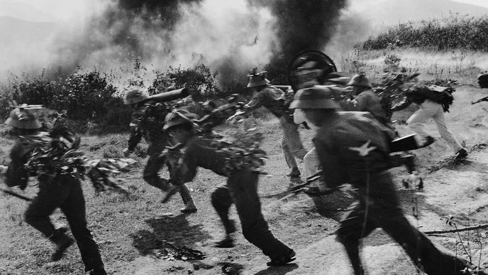 1972: Severovietnamští vojáci pří útoku u strategické silnice č. 9 v jižním Laosu. 
