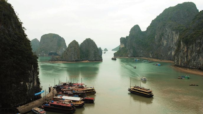 Zátoka Bái ú Long leží padesát kilometrů na sever od prý nejkrásnější zátoky světa - Ha Long.