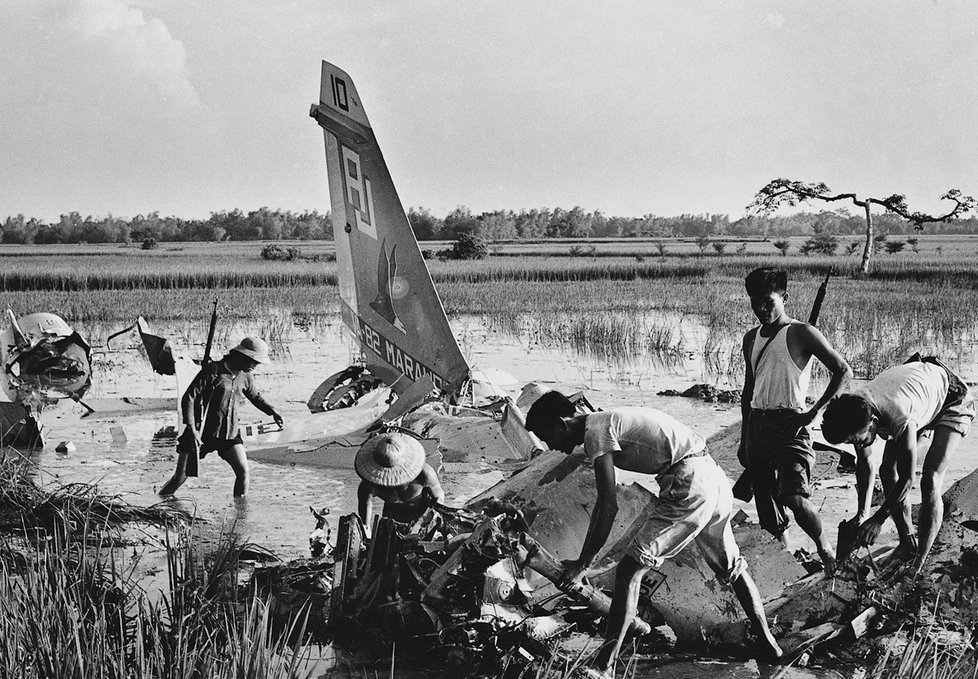 Červen 1972: Členové domobrany třídí trosky sestřeleného amerického letadla na podměstí Hanoje. V tomto případě se jim ho prý podařilo sestřelit pomocí ručních zbraní.
