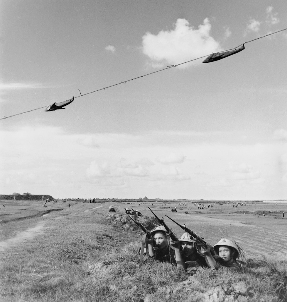 Září 1965: Vietnamci stříleli na letadla ze všeho možného, dokonce i z pušek z doby druhé světové války. Snímek byl pořízen u Thanh Tri.