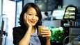 Ha Thanh Nguyen, scénografka, kavárnice, herečka, 26 let: “Za cenu nesmírného nasazení jsme se všichni dostali na vejšku. Ale co dál? Kolik z nás tu vejšku dodělalo? Kolik z nás se vrátilo zpět do komunity znovu prodávat zeleninu?”