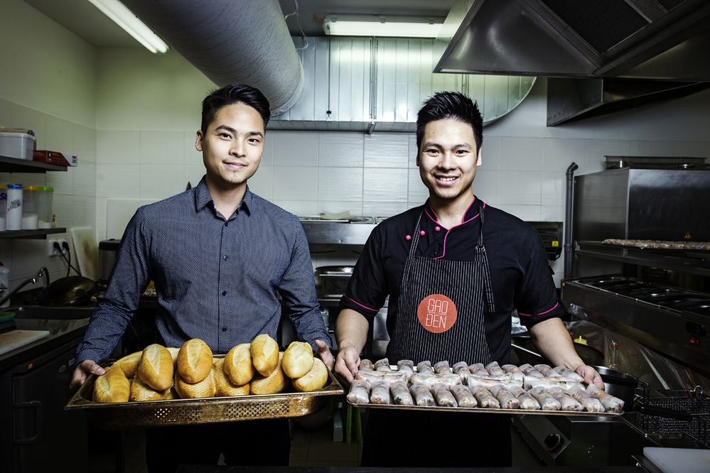 Khanh a Giang Ta, bratři vedou vietnamskou restauraci Gao Den v Praze:  “Vietnamský personál jsme chtěli, ale Vietnamci považují práci na placu za podřadnou, nejsou na to zvyklí. Tak jsme zaměstnali Čechy.”