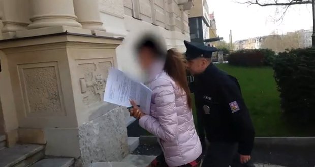 Ubodaný cizinec na Karlovarsku: Policie poslala do vazby jeho manželku