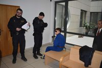 Žárlivý Vietnamec měl pobodat krajana, pak chtěl ujet vlakem: Vazba! Hrozí mu až 18 let