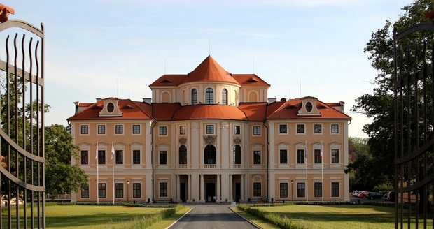 Vyražte na víkend za dobrým jídlem Například na zámku Liblice si můžete vychutnat tradiční kulinářský zážitek doplněný dobrým vínem.