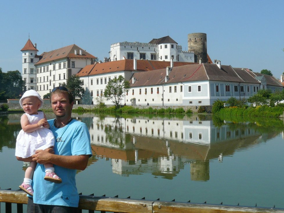 HRAD A ZÁMEK V JINDŘICHOVĚ HRADCI. TADY JE SE OPRAVDU NAČ KOUKAT. NA FOTOGRAFII JE MARTIN A LUCINKA NĚMCOVI