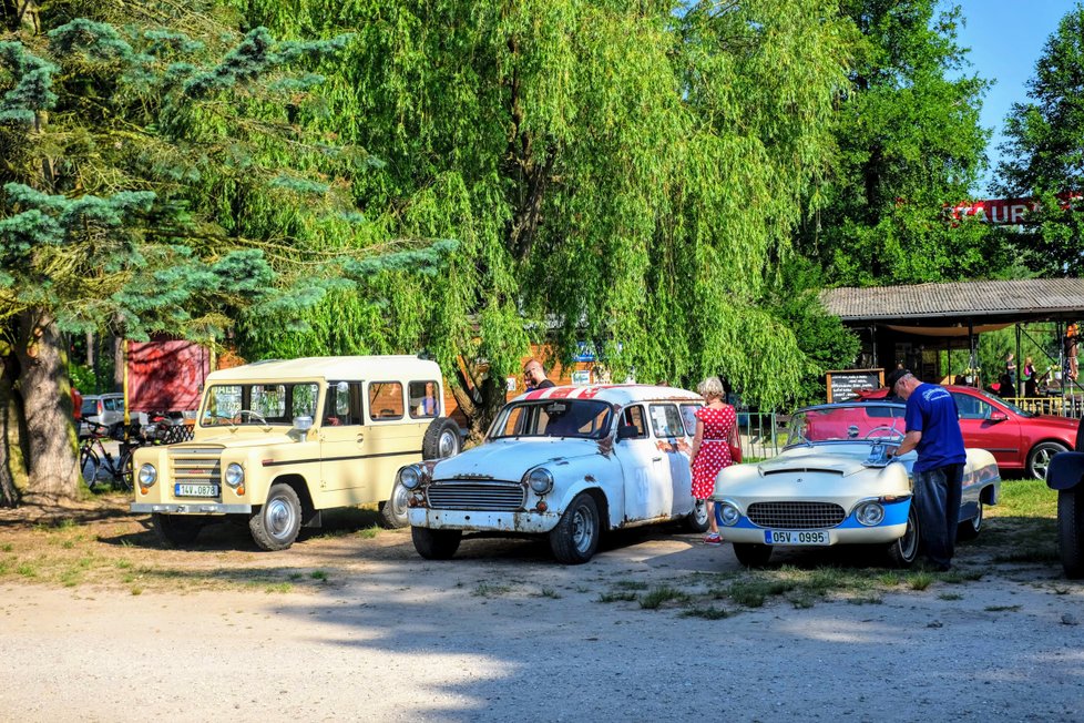 Na srazu jsme získali čestné místo vedle Škody 1202 STW zesnulé legendy závodnické komunity Vratislava Izacha. Vpravo unikátní kabriolet Škoda 440 s laminátovou karoserií od Karosy.