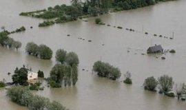 Víkendové bleskové záplavy, které zasáhly zejména severní Čechy, způsobily podle prvního odhadu ministerstva zemědělství (MZe) na státním vodohospodářském majetku škody za 1,5 miliardy korun. Škody, které voda napáchala v zemědělství, MZe odhaduje na 30 až 50 milionů. Zpřesněné vyčíslení následků povodní spolu s návrhem způsobu úhrady jejich odstranění předloží úřad vládě do 15. září.