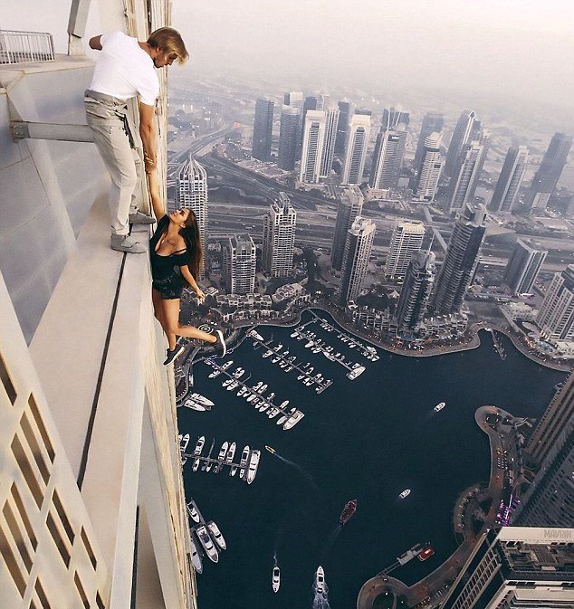 Ruská kráska se nechala vyfotit, kterak visí z dubajského mrakodrapu.