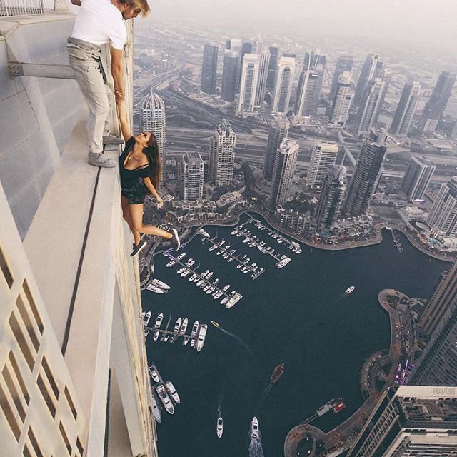 Ruská kráska se nechala vyfotit, kterak visí z dubajského mrakodrapu.