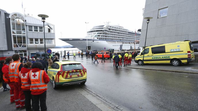 Zachráněná loď Viking Sky. Všichni cestující přežili, čtyři ale chtějí podat žalobu