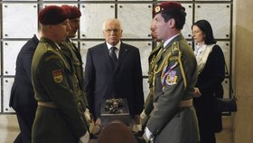Prezident Klaus dohlíží na ukládání ostatků neznámého vojína