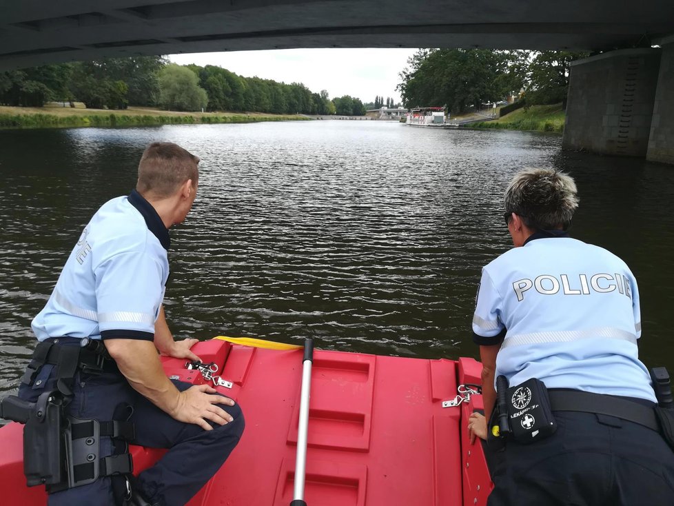 Policisté pátrali po pohřešovaném Viktorovi. Hledali na březích Labe.