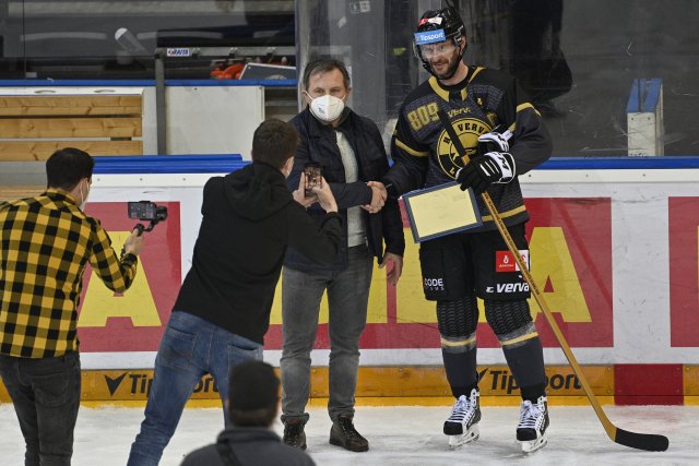 Viktor Hübl z Litvínova (vpravo) se stal novým nejproduktivnějším hráčem základní části extraligové historie